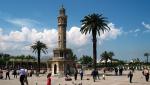 Pod wieżą zegarową na placu Konak od ponad stu lat spotykają się mieszkańcy Izmiru i turyści