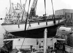 Załadunek jachtu Leonida Teligi „Opty” na pokład statku „Słupsk”, który przewiózł go do Casablanki, gdzie polski żeglarz rozpoczął samotny rejs dookoła świata, 1966 r.