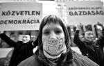 W ostatnich dniach wartość forinta spadła do rekordowych poziomów: za euro płacono ponad  320 forintów (zdjęcie z antyrządowej demonstracji  w Budapeszcie,  11.11.2011 r.)