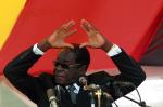 Robert Mugabe, prezydent Zimbabwe, poucza  inwestorów 