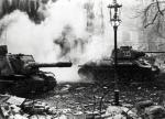 Walki  o Wrocław: sowiecki czołg i haubica  w natarciu 