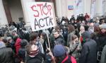 Protest  przeciwko podpisaniu porozumienia ACTA przeniósł się z Internetu na ulicę  - wczoraj demonstrowano m.in. przed biurem Parlamentu Europejskiego w Warszawie dominik pisarek