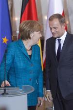 Angela Merkel oficjalnie popiera formułowany przez Donalda Tuska postulat udziału krajów spoza strefy euro w euroszczytach. Według ekspertów mogą to być tylko dyplomatyczne zapewnienia 