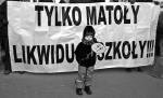 W tym roku może paść kolejny rekord  w liczbie zamykanych szkół  (na zdjęciu protest rodziców  z Warszawy, 31.01.2012 r.)  