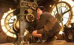 Hugo (Asa Butterfield) ukrywa się na dworcu, gdzie m.in. reguluje pracę zegarów i próbuje naprawić tajemniczą maszynę