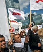 Sprzeciw wobec wydłużenia wieku emerytalnego  i likwidacji szkół zjednoczył związkowców  i lewicę.  Na zdjęciu protest „Solidarności” w Warszawie, maj 2011 r. 