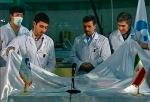 Irańska telewizja pokazała,  jak prezydent Mahmud Ahmadineżad odwiedza badawczy reaktor nuklearny,  a nawet osobiście pomaga ładować paliwo do reaktora