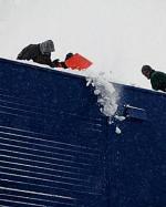 Samorządy apelują o usuwanie śniegu z dachów  