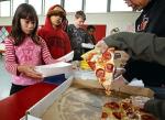 W amerykańskich szkołach  dzieci dostają  w stołówkach takie frykasy  jak pizza