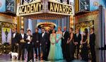 Producent Thomas Langmann, reżyser Michel Hazanavicius i aktorzy „Artysty” odbierają Oscara dla najlepszego filmu roku 