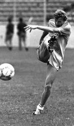 Zbigniew Boniek – jeden z najbardziej znanych polskich piłkarzy. Reprezentował nasz kraj podczas futbolowych mistrzostw świata w Argentynie, Hiszpanii i Meksyku. W latach 80. był zawodnikiem włoskiej drużyny Juventus Turyn.