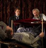 Hugh Dancy (Grenville) i Jonathan Pryce (Dalrymple) z pacjentką