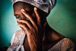 Portret – zdjęcie pojedyncze WYRÓŻNIENIE  Zdjęcie tej 50-letniej mieszkanki Wybrzeża Kości Słoniowej jest jednym z wielu, jakie powstały w projekcie poświęconym kobietom okrutnie okaleczonym poprzez obrzezanie. Ta praktyka, choć zakazana w większości krajów, nadal się odbywa, przede wszystkim w Afryce. Bolesne, upokarzające operacje, przeprowadzane na małych dziewczynkach, często rzutują na ich dalsze losy. Kobieta uwieczniona na tym zdjęciu, na szczęście, ma udane życie prywatne – męża i dzieci. 