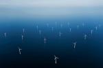 Duńska elektrownia wiatrowa w pobliżu portu Esbjerg w Jutlandii