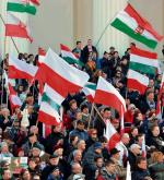 Przed budapeszteńskim Muzeum Narodowym demonstrujących zwolenników prezydenta Orbana wspierali Polacy 