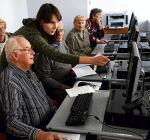 Seniorzy z Warszawy uczą się obsługi komputera i Internetu 