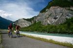 Szwajcarskie góry można oglądać ze szlaków prowadzących dolinami rzecznymi