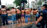 Hiszpańscy „Oburzeni” świetnie się bawią na  głównym placu Walencji,  czyli ewolucja socjalizmu od barykady do striptizu (zdjęcie z czerwca 2011 r.), 