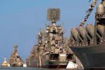 Rosyjska Flota Czarnomorska, gdy można, bierze udział w paradach z okazji Święta Marynarki. Gdy trzeba – broni racji stanu (zdjęcie z roku 2006)