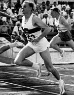 Armin Hary. Legenda mówi, że Niemiec po olimpijskie złoto na igrzyskach roku 1960 w Rzymie biegł w jednym bucie Pumy i jednym Adidasa. Karierę zakończył, mając 24 lata 