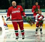 Aleksander Łukaszenko (na zdjęciu  z synem Kolą) uwielbia grę w hokej