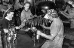 Rozlewnia alkoholu w Generalnej Guberni, sierpień 1943 roku. „Mono- polka” była artykułem eksportowym  i nieoficjalnym środkiem płatniczym 