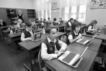 Uczniów od dzieciństwa przyzwyczajonych do pracy wyłącznie z laptopem na pewno nie skłonimy do czytania tradycyjnych książek (na zdjęciu dzieci w szkole w Jarocinie, 2.09.2010r.)