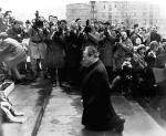 Przeprosiny Niemców  za Holokaust były aktem oczywistym, słusznym  i potrzebnym (na zdjęciu Willi Brandt przed Pomnikiem Bohaterów Getta w Warszawie, 6.12.1970 r.) 