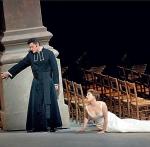 Anna Netrebko i Piotr Beczała w dramatycznej scenie z III aktu „Manon”. Spektakl w nowojorskiej MET reżyserował Laurent Pelly 