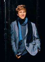 Jan Lisiecki 2012 r., poniżej jako 14-latek na warszawskim festiwalu „Chopin i jego Europa” w 2009 r.  Mathias boythor/deutsche Grammophon