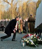 Na warszawskich Powązkach premier Donald Tusk złożył kwiaty pod pomnikiem ofiar katastrofy 