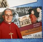 W setną rocznicę urodzin Adama Kozłowieckiego Poczta Polska wydała specjalny znaczek przypomniany na wystawie