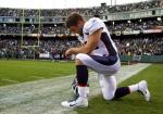 „Tebowing” czyli publiczny akt modlitwy sportowca na stadionie w Oakland, listopad 2011 