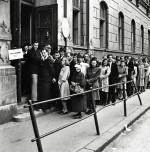 Głosujący w 1946 roku mieszkańcy Bratysławy mieli nadzieję  na ocalenie normalności 