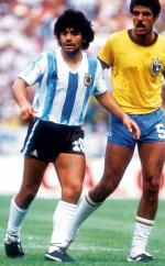Diego Maradona i Brazylijczyk Toninho Cerezo. Rok 1982