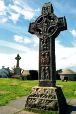 Krzyż Pisma Świętego na dziedzińcu opactwa w  Clonmacnoicse