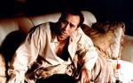 W „Zostawić Las Vegas” Nicolas Cage gra rolę alkoholika, który przez nałóg stracił rodzinę i pracę. Zamierza zapić się na śmierć.