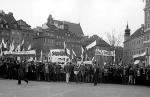 Prawdziwy protest warszawiaków 3 maja na pl. Zamkowym. Tych nikt nie zmuszał do przyjścia   