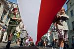 Ma 123 metry (na pamiątkę 123 lat zaborów), waży ponad 30 kilogramów i musi ją dźwigać ponad sto osób. Harcerze z Chorągwi Łódzkiej ZHP przenieśli w środę ulicą Piotrkowską najdłuższą w Polsce flagę państwową