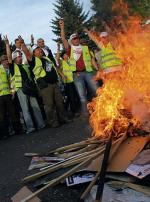 Związkowcy spalili przed Sejmem zdjęcia polityków koalicji 