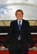 Roy Hodgson został trenerem,  bo wiedział,  że jako piłkarz na boisku  na chleb nie zarobi. Jest wychowankiem Crystal Palace, ale nigdy nie przebił się  do pierwszej drużyny. Grał jako obrońca  w zespołach amatorskich,  a w czasach apartheidu przez rok  w klubie Berea Park z Pretorii