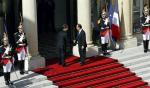 Francois Hollande na schodach Pałacu Elizejskiego pożegnał swojego poprzednika Nicolasa Sarkozy’ego