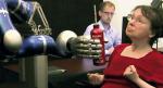 Pacjentka po udarze mózgu steruje ramieniem robota