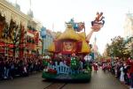 Wielka parada filmowych bohaterów przeciąga codziennie główną ulicą Disneylandu