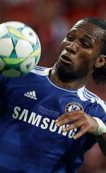 Didier Ives Drogba Tebily ma 34 lata, urodził się  w Abidżanie.  Grał m.in.  w Guingamp  i Olympique Marsylia, ale tytuły zdobywał tylko z Chelsea: trzy mistrzostwa kraju, cztery Puchary Anglii  i teraz Puchar Europy. Z żoną Allą, Malijką, mają dwóch synów i córkę  