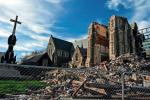 Anglikańska katedra w Christchurch przetrwała kolejne trzęsienia ziemi od roku 1881. Dzwonnica i nawa główna  runęła w ubiegłym roku