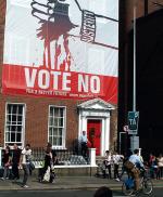 Dublin. Ogromny  banner zachęcający do opowiedzenia się przeciwko traktatowi fiskalnemu. Po prawej stronie na słupie wisi mały plakat zachęcający  do głosowania na „tak” 