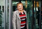 Prof. Ewa Nowińska z Uniwersytetu Jagiellońskiego uważa, że nabycie praw autorskich wymaga bezwzględnie umowy pisemnej