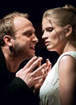 Borys Szyc (Hamlet) i Natalia Rybicka (Ofelia) w scenie  z „Hamleta” w Teatrze Współczesnym w Warszawie 