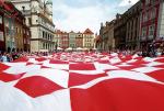 Chorwaci do Poznania przywieźli gigantyczną flagę, z którą maszerowali przez miasto